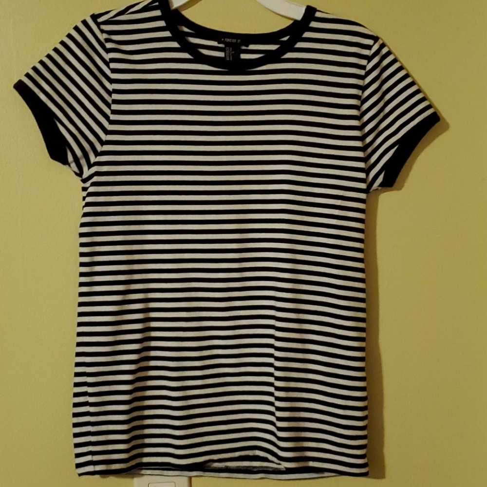 🛍Forever 21 ladies black & white striped short sleeve shirt, Sz S